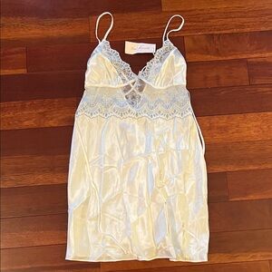Linea Donatella Elegant Lace Trim Satin Chemise Size S NWT